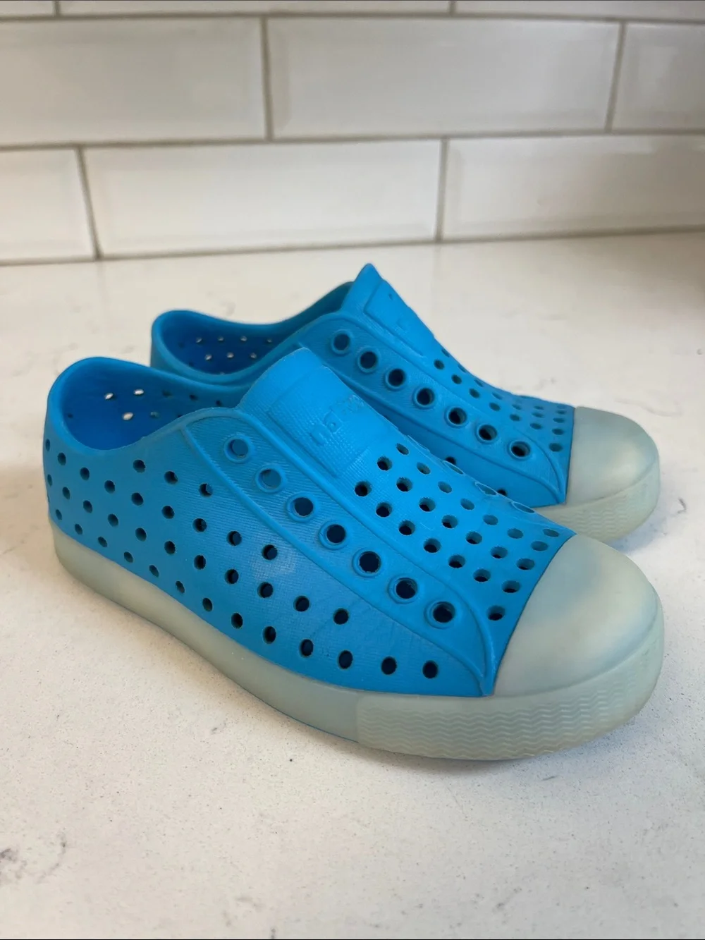 Native Jefferson Sugarlite Glow - Wave Blue / Glow Kids Water Shoes Size 9